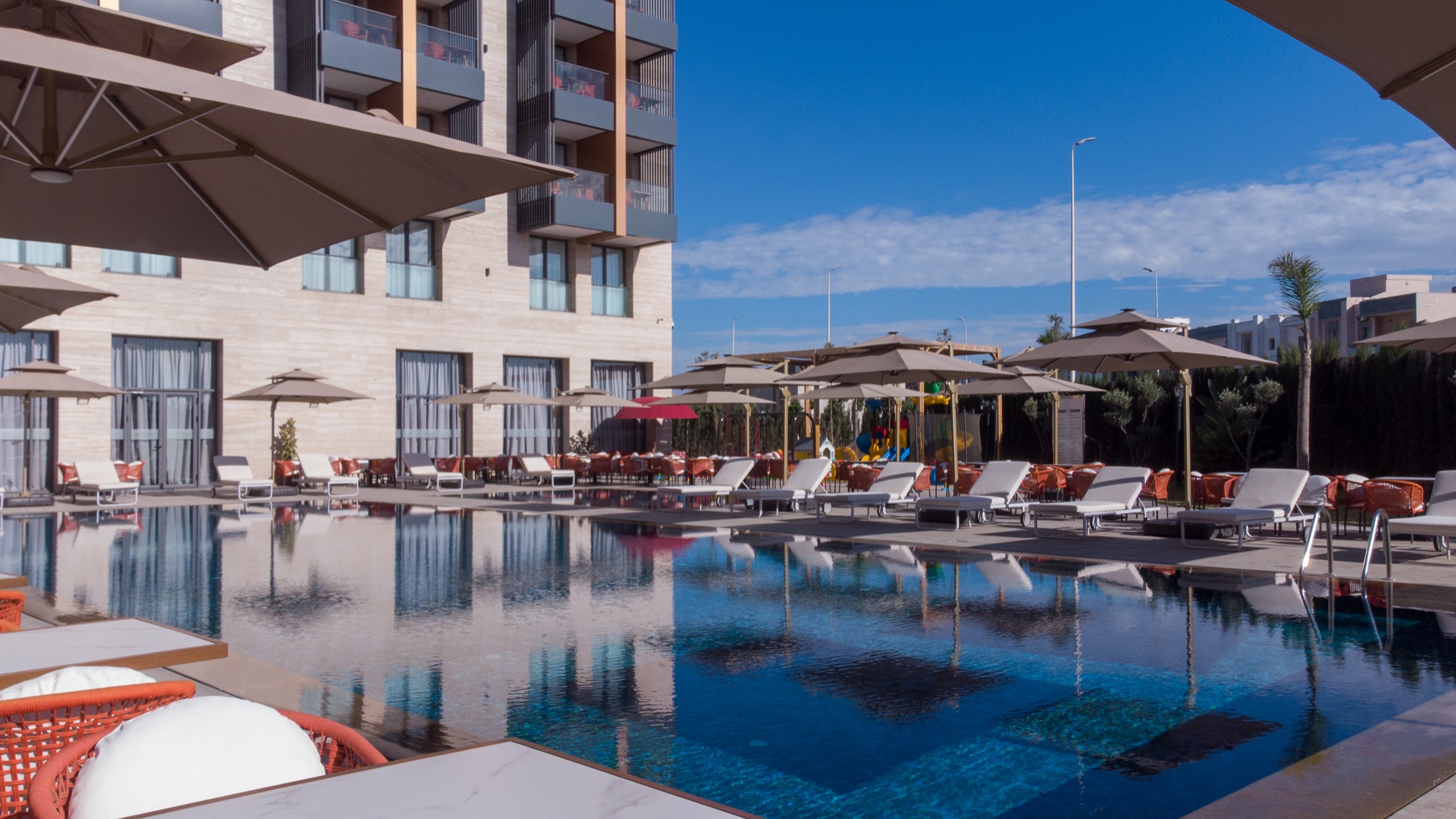 La piscine extérieure et ses terrasses, vue aérienne