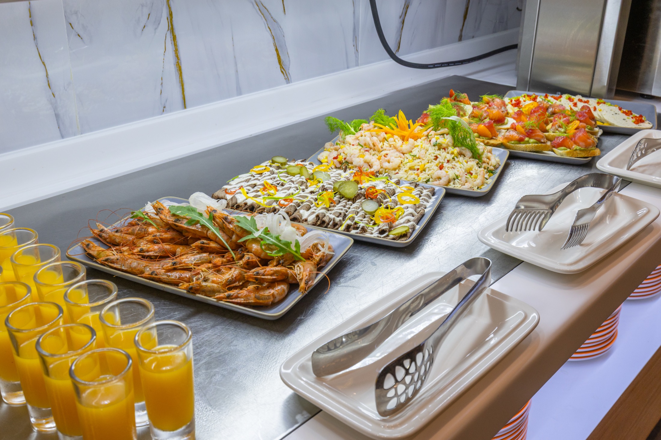 Crevettes, salades de riz et canapés de saumon fumé au buffet