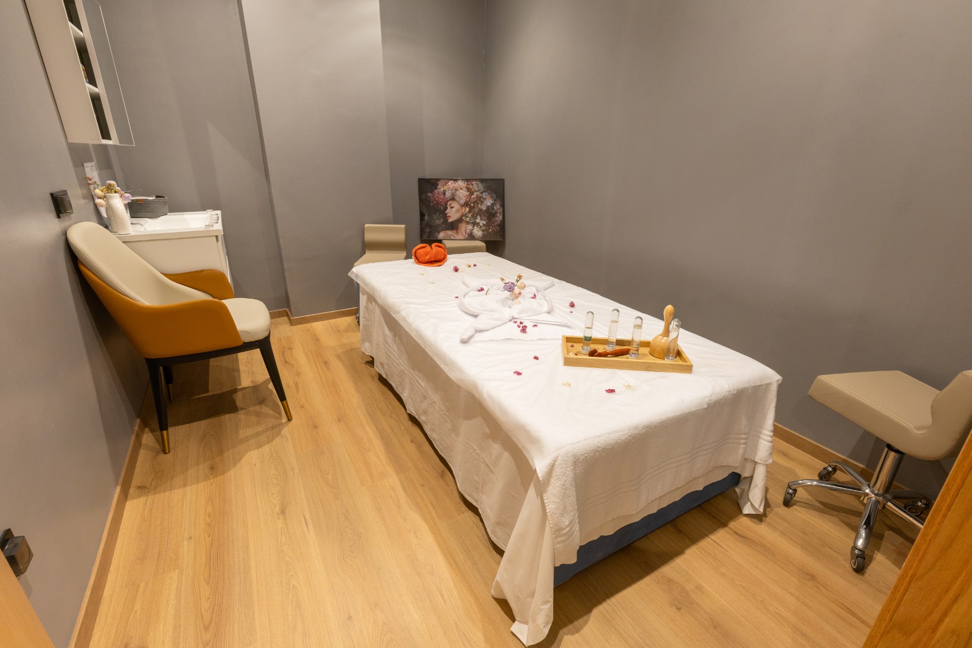 Plateau de soins, huiles et pétales de rose
