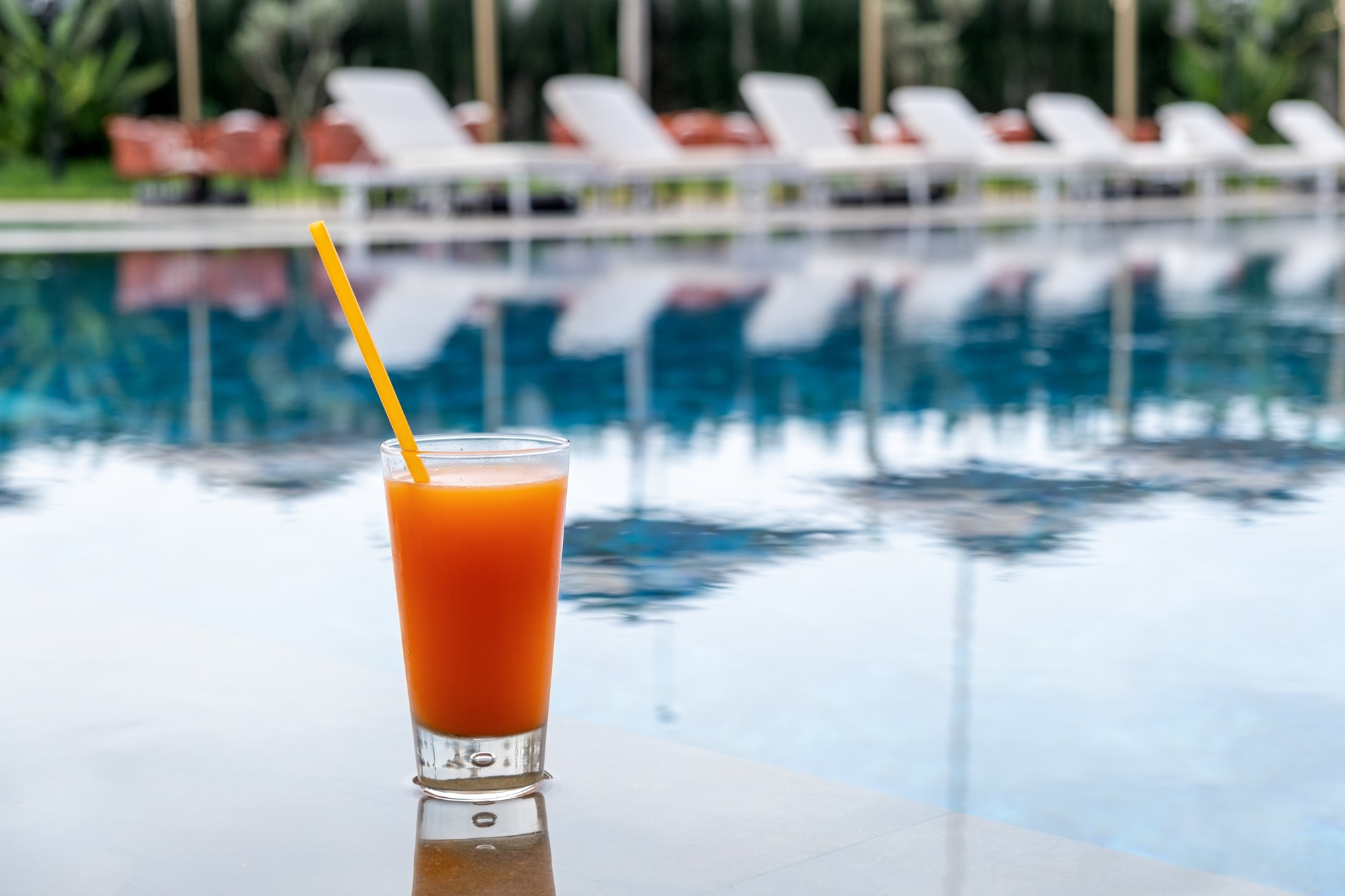 La piscine extérieure principale et ses transats
