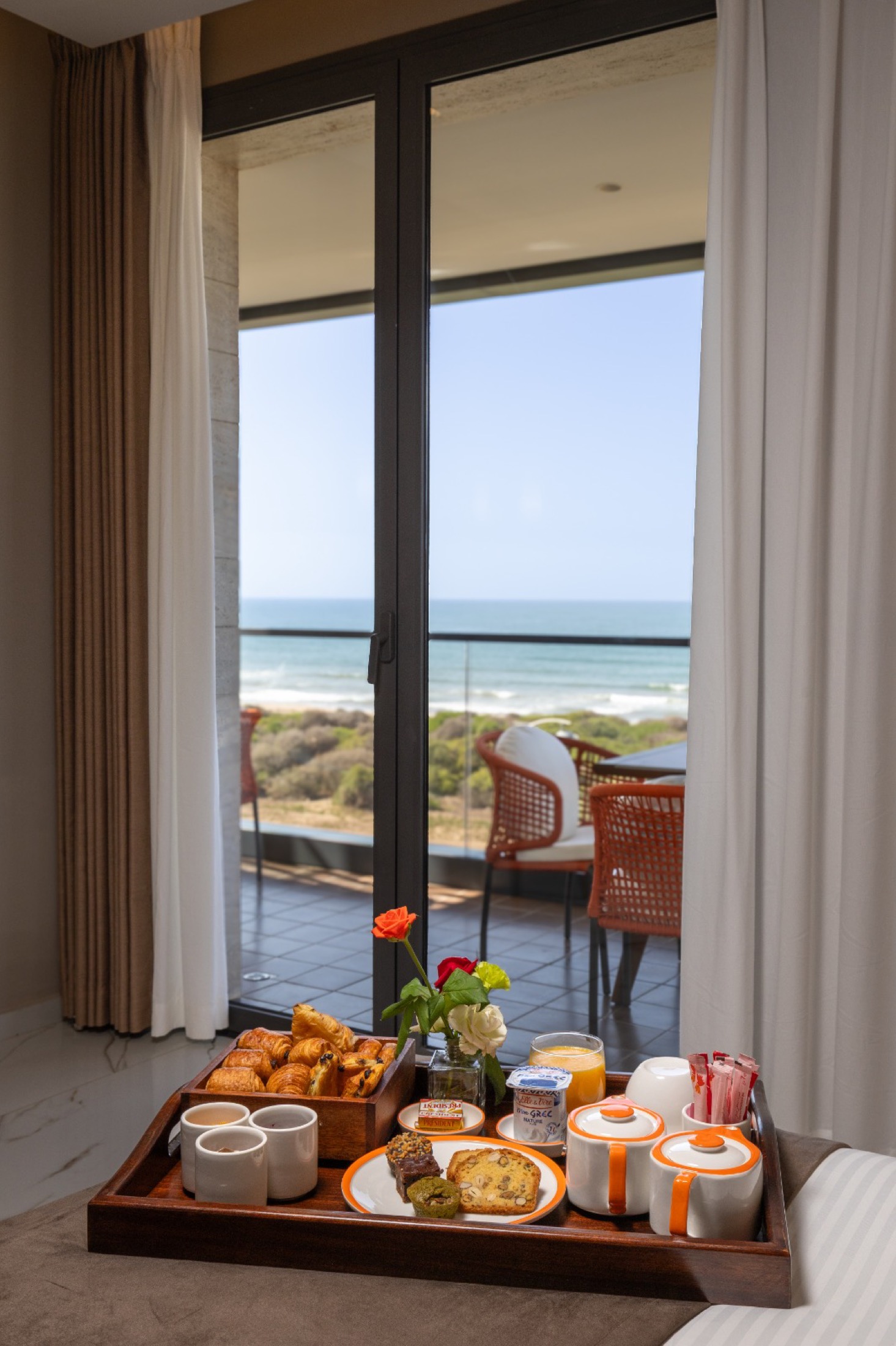 Un plateau de petit-déjeuner servi sur le lit d'une chambre