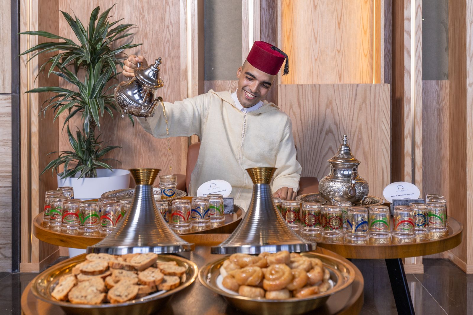 Le service du thé à la menthe et les pâtisseries marocaines