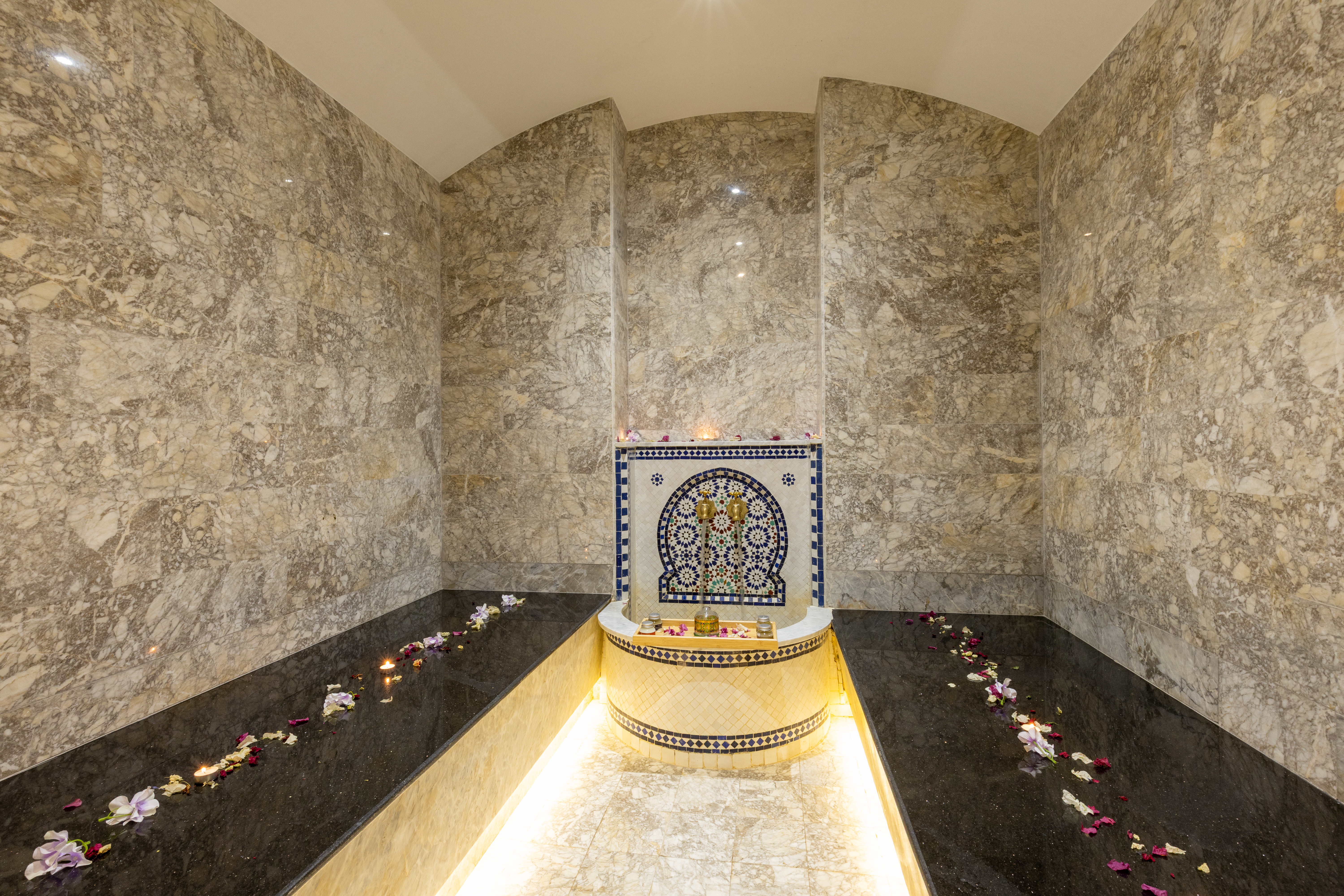 La fontaine en mosaïque du hammam traditionnel