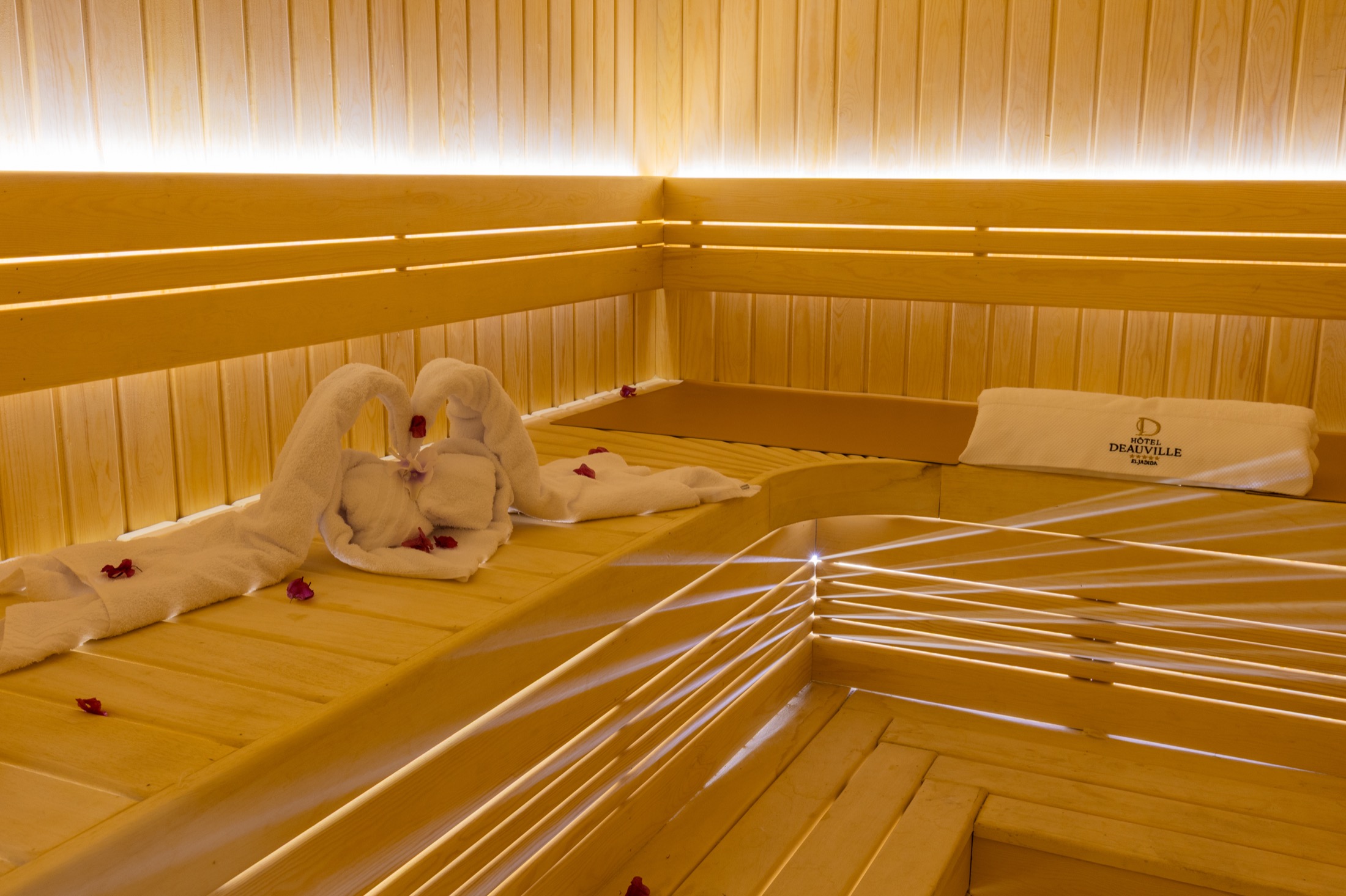 Le hammam traditionnel de l'hôtel, serviettes en cygne et pétales de rose